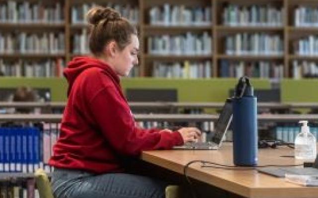 Student in 图书馆 on Computer